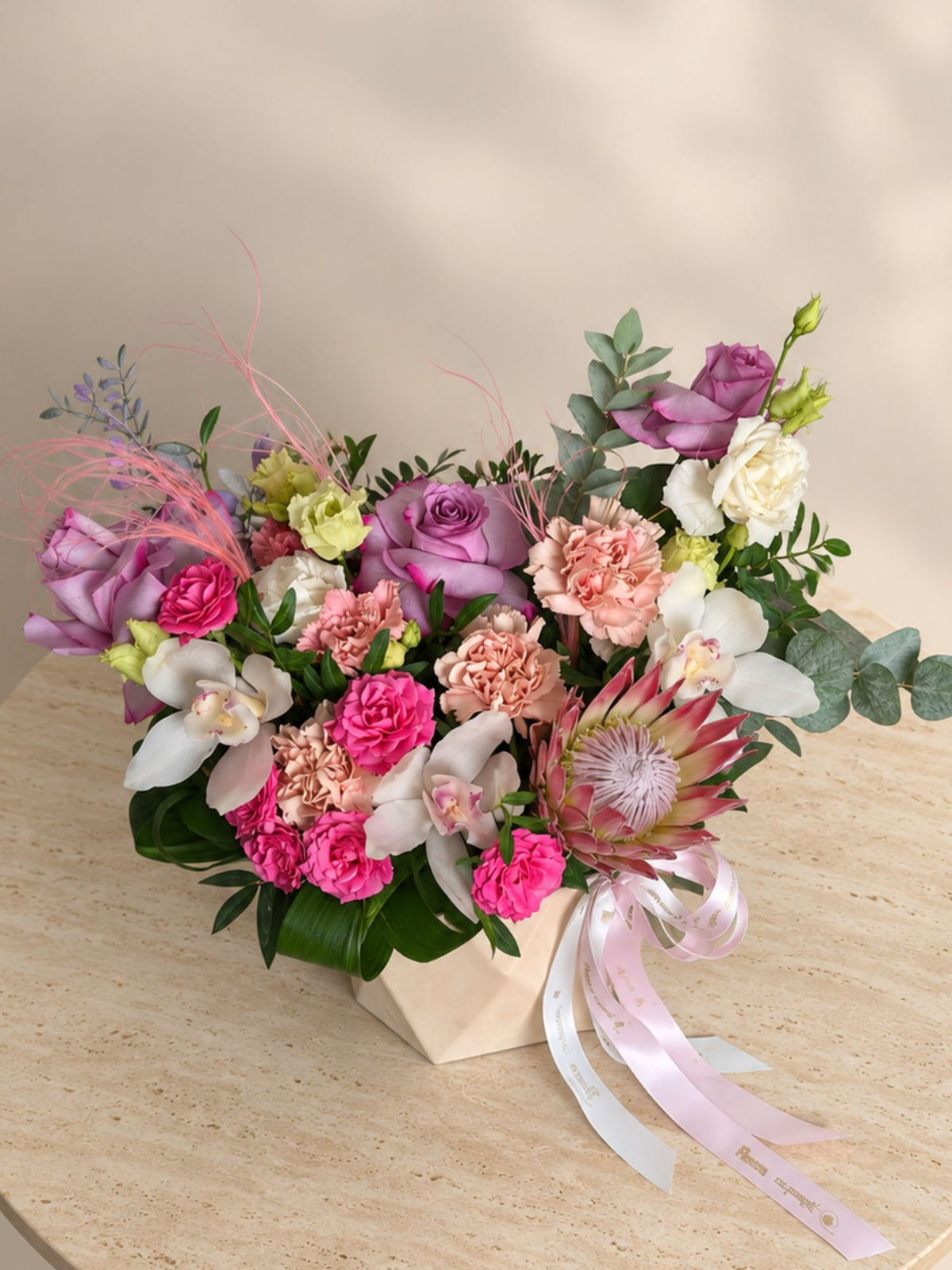Aranjament Floral în Cutie Diamant Crem