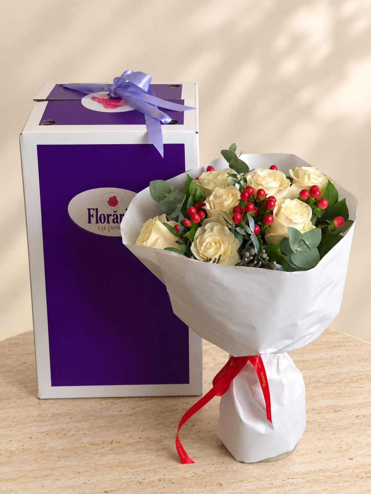 Buchet cu trandafiri albi bouvardia rosie si conifere