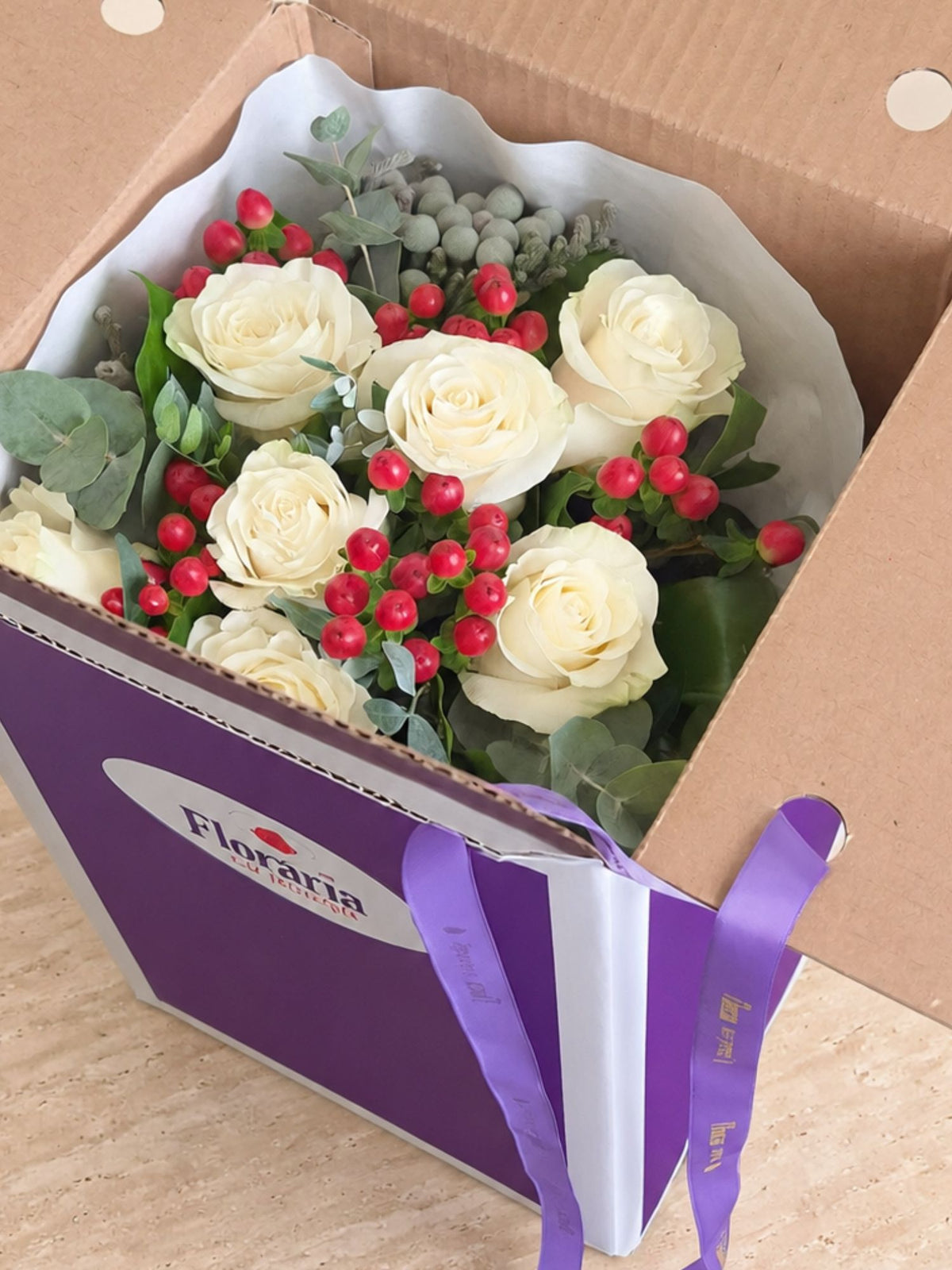 Buchet cu trandafiri albi bouvardia rosie si conifere