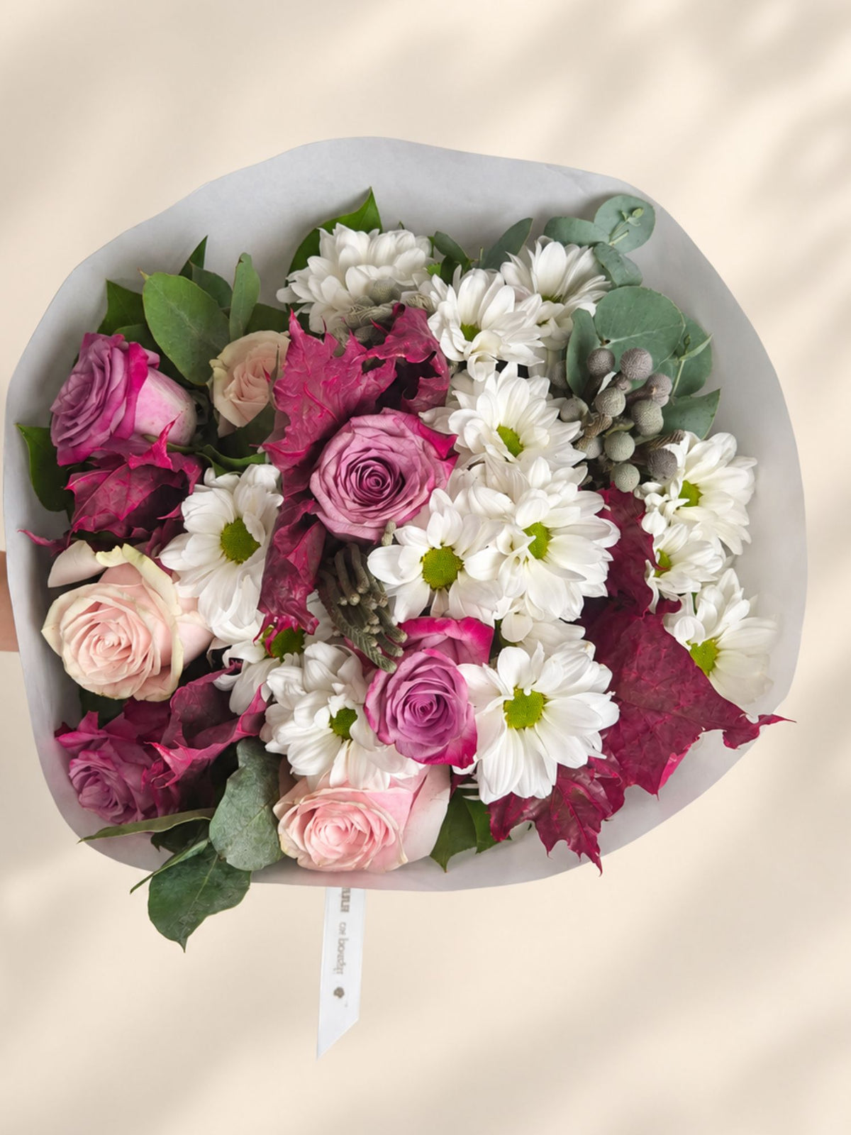 Buchet cu Trandafiri Lila si Roz, Crizanteme si Miniconifere