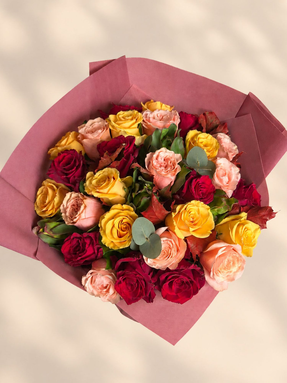 Buchet Special de Toamnă cu Trandafiri Roșii, Galbeni și Portocalii