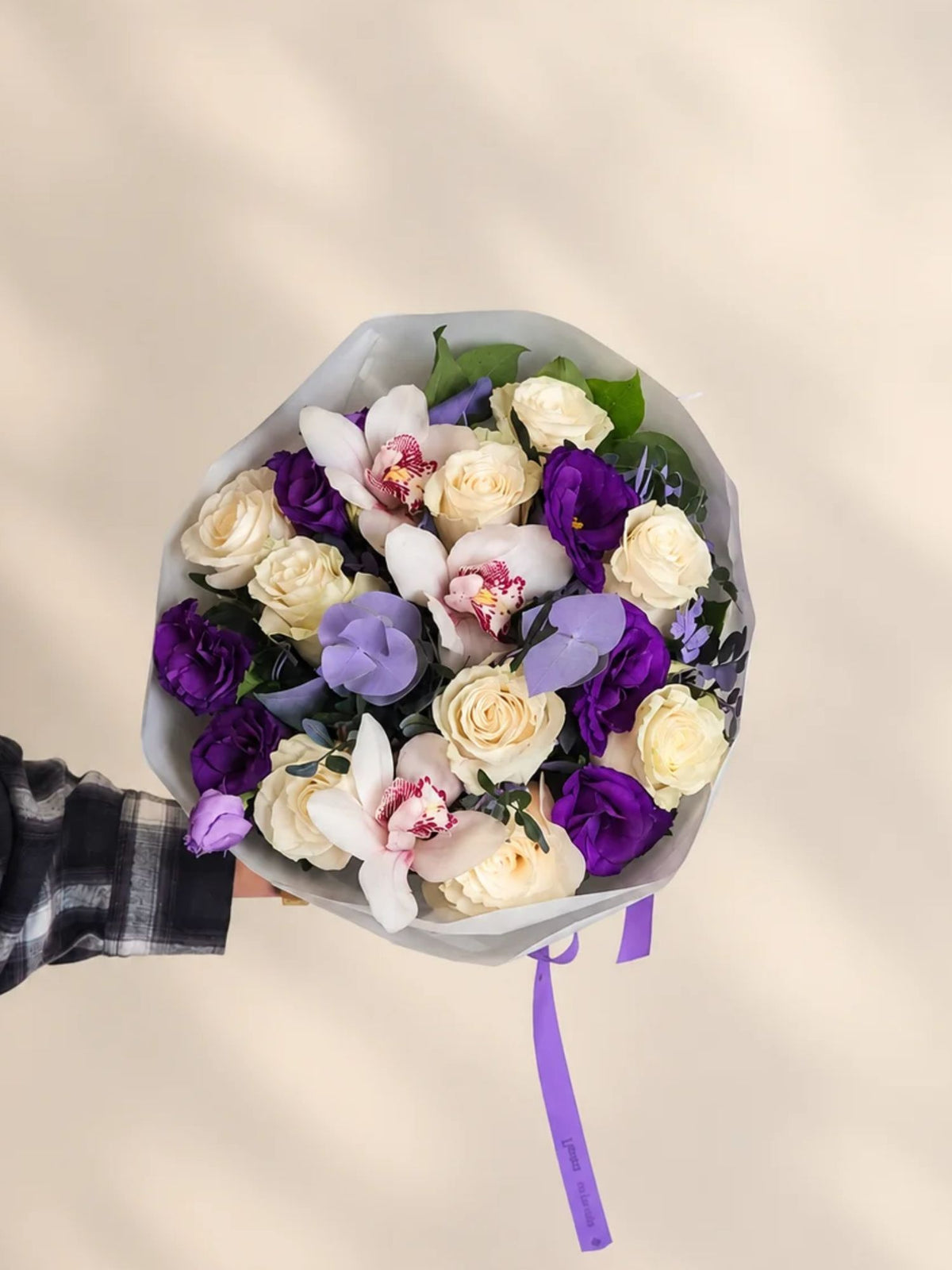 Buchet cu Trandafiri Albi, Lisianthus Mov și Orhidee