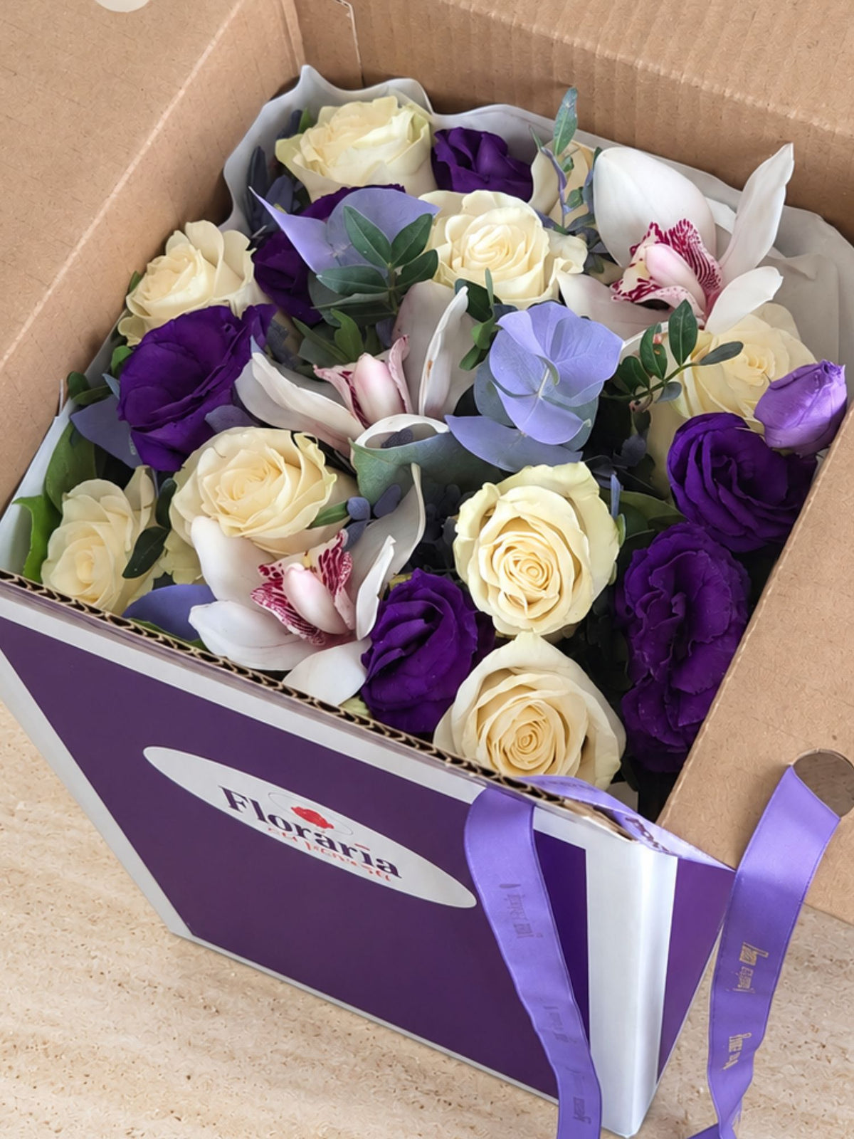 Buchet cu Trandafiri Albi, Lisianthus Mov și Orhidee