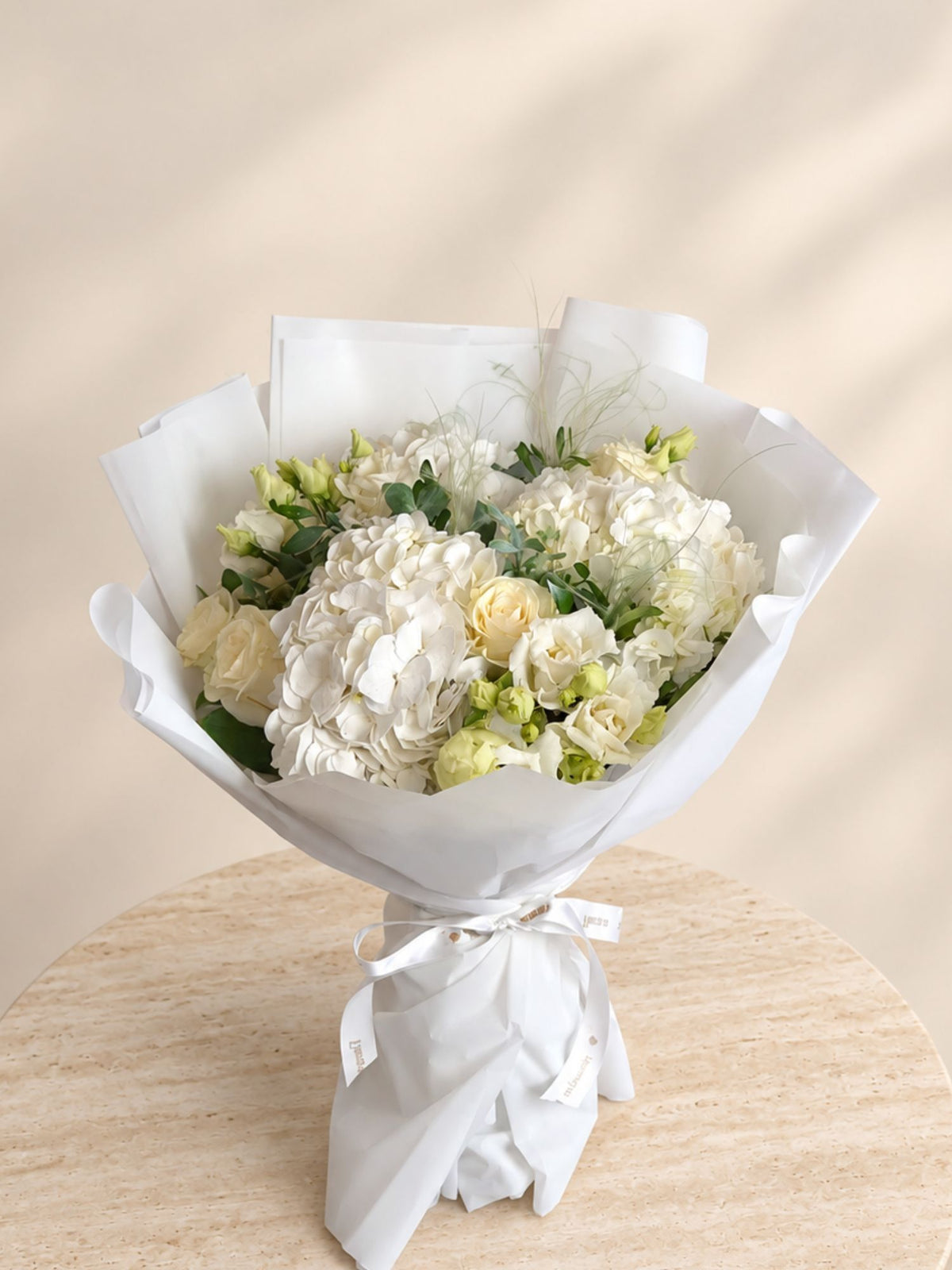 Buchet cu Trandafiri, Hortensii și Lisianthus Alb