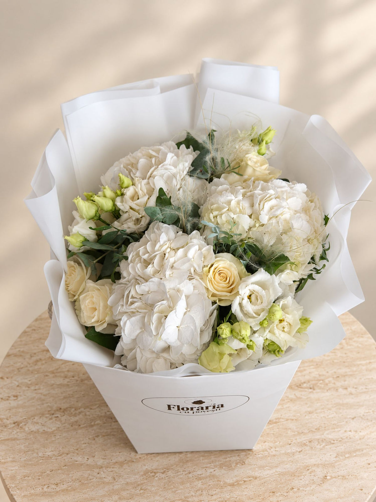 Buchet cu Trandafiri, Hortensii și Lisianthus Alb