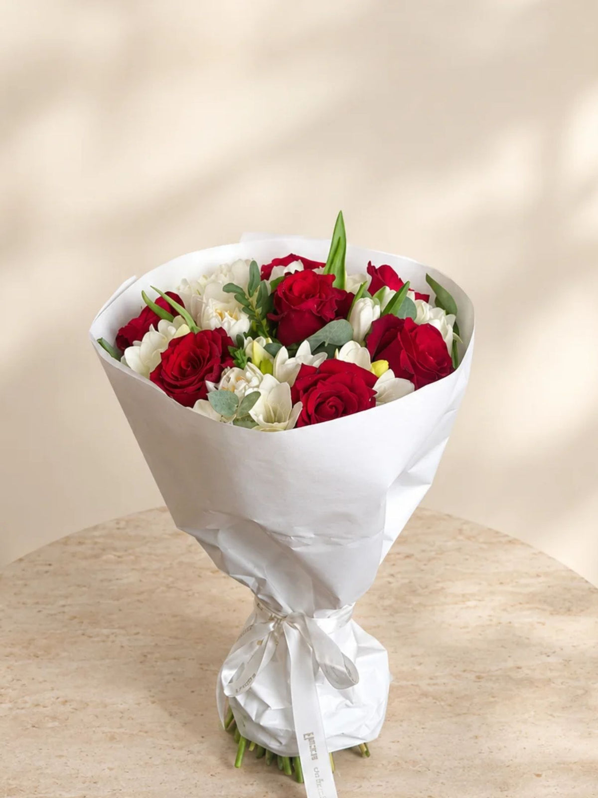 Buchet trandafiri rosii si frezii albe