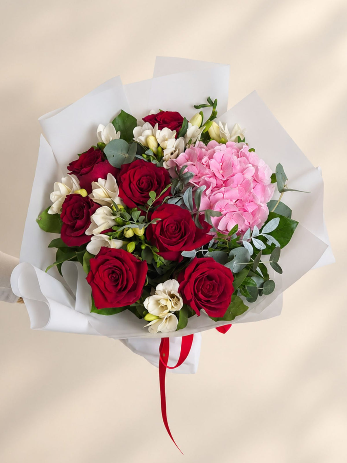 Buchet cu Trandafiri Roșii, Frezii și Hortensie Roz
