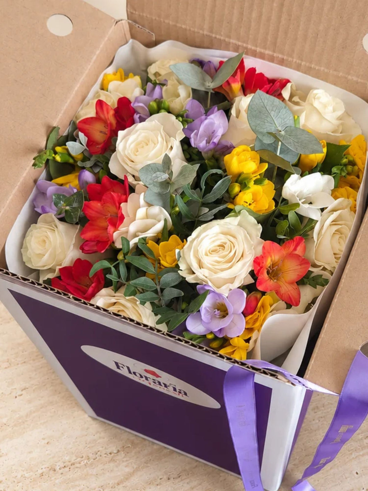 Buchet trandafiri albi si frezii multicolore