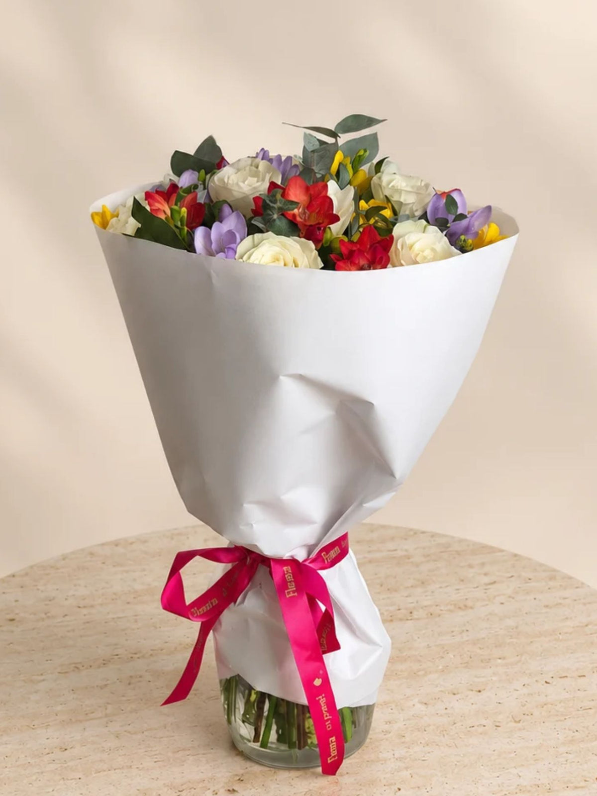 Buchet trandafiri albi si frezii multicolore