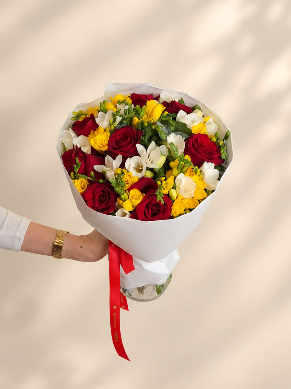 Buchet Trandafiri Roșii și Frezii Albe și Galbene