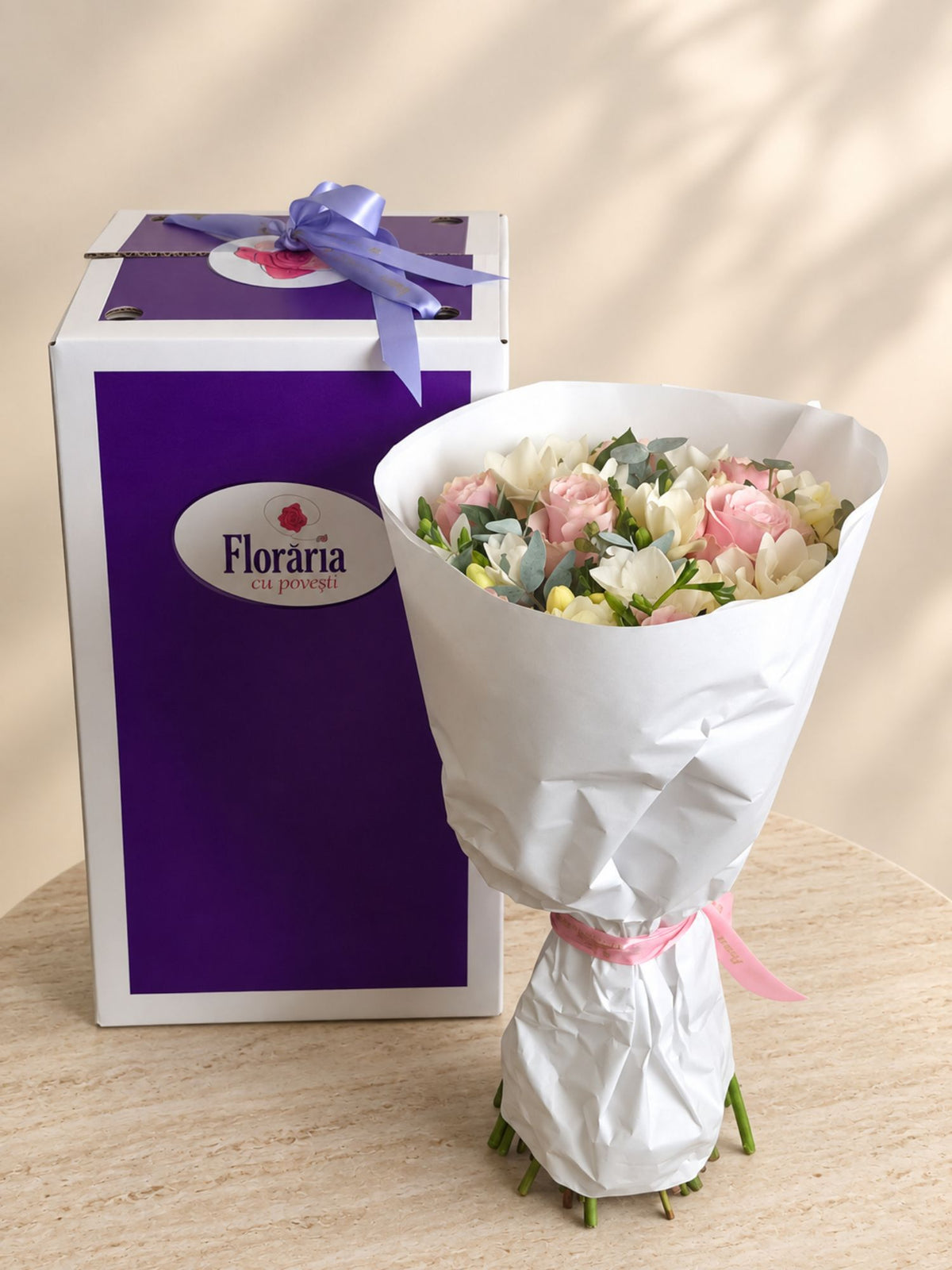 Buchet trandafiri roz si frezii albe