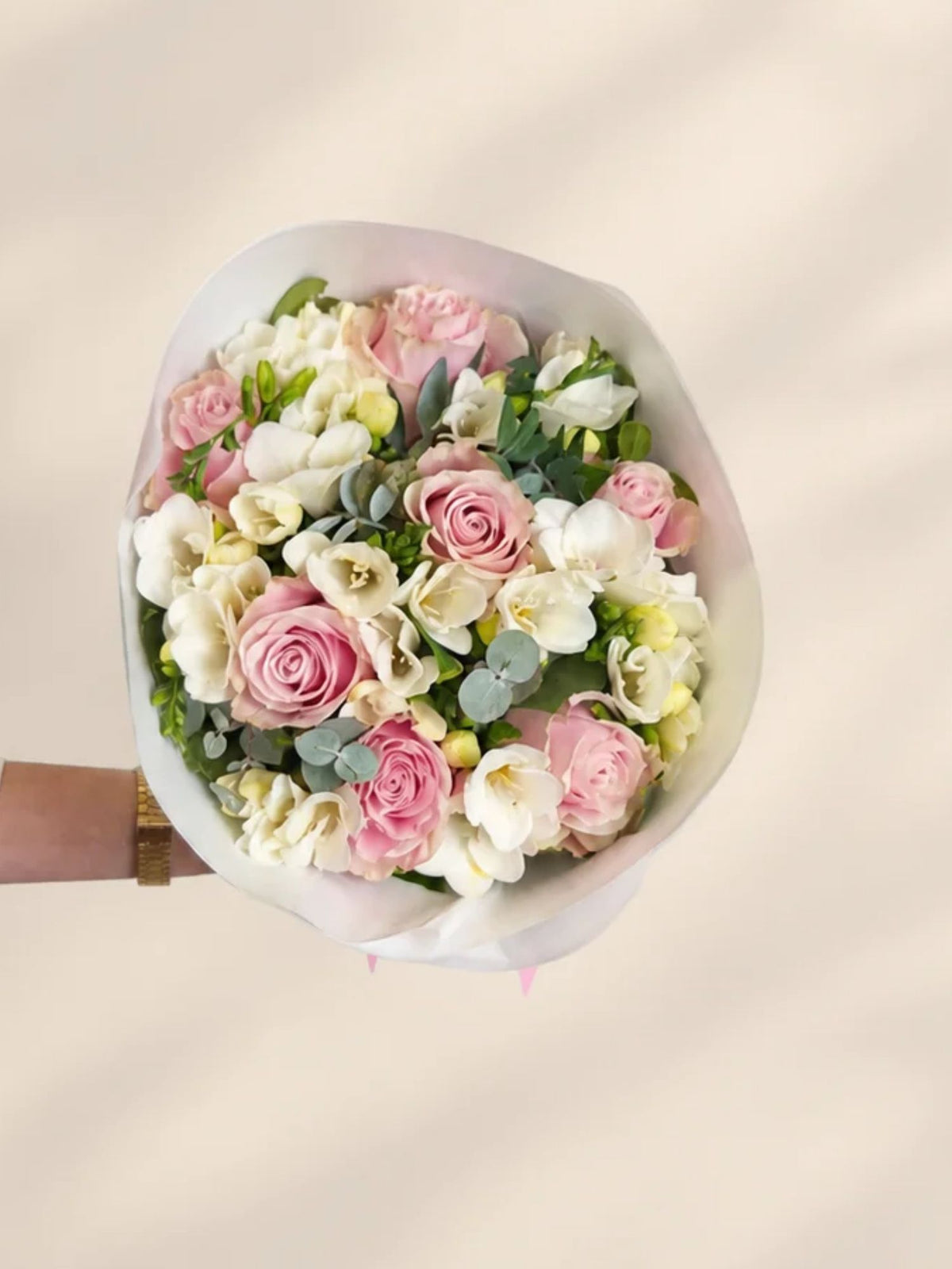 Buchet trandafiri roz si frezii albe
