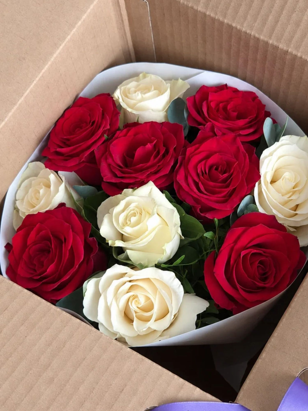 Buchet 11 Trandafiri Albi si Rosii