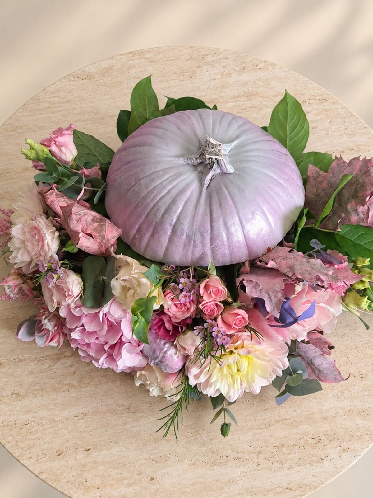 Dovleac decorat cu flori pastelate