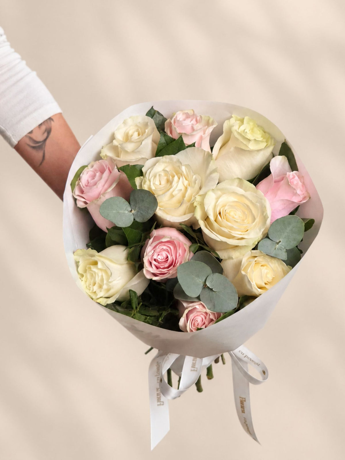 Buchet 11 Trandafiri Albi si Roz