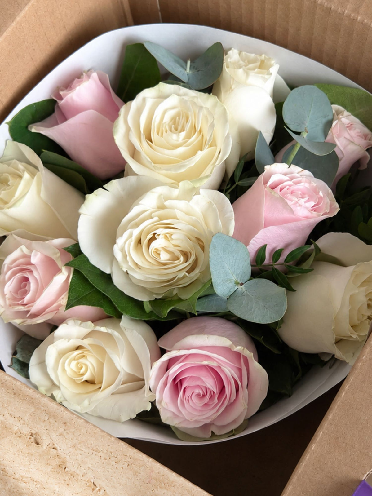 Buchet 11 Trandafiri Albi si Roz