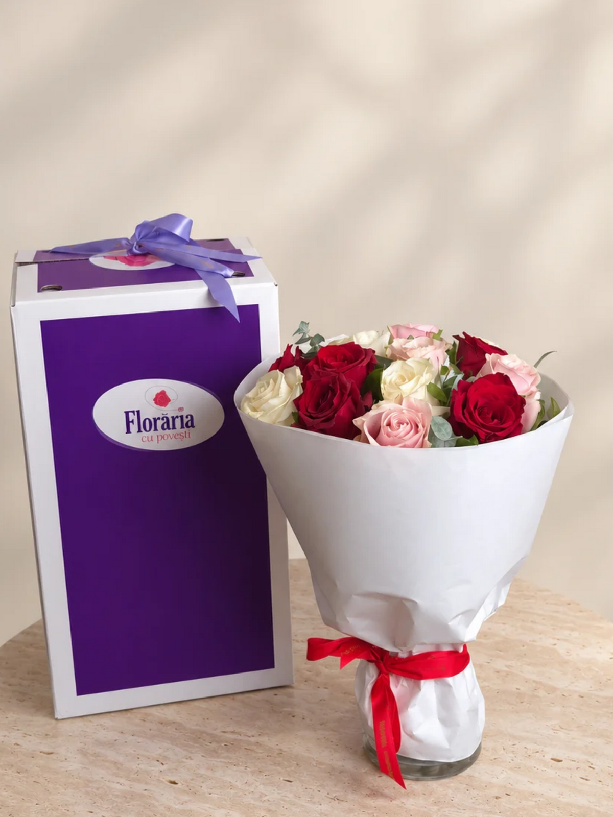 Buchet 15 trandafiri albi roz si rosii
