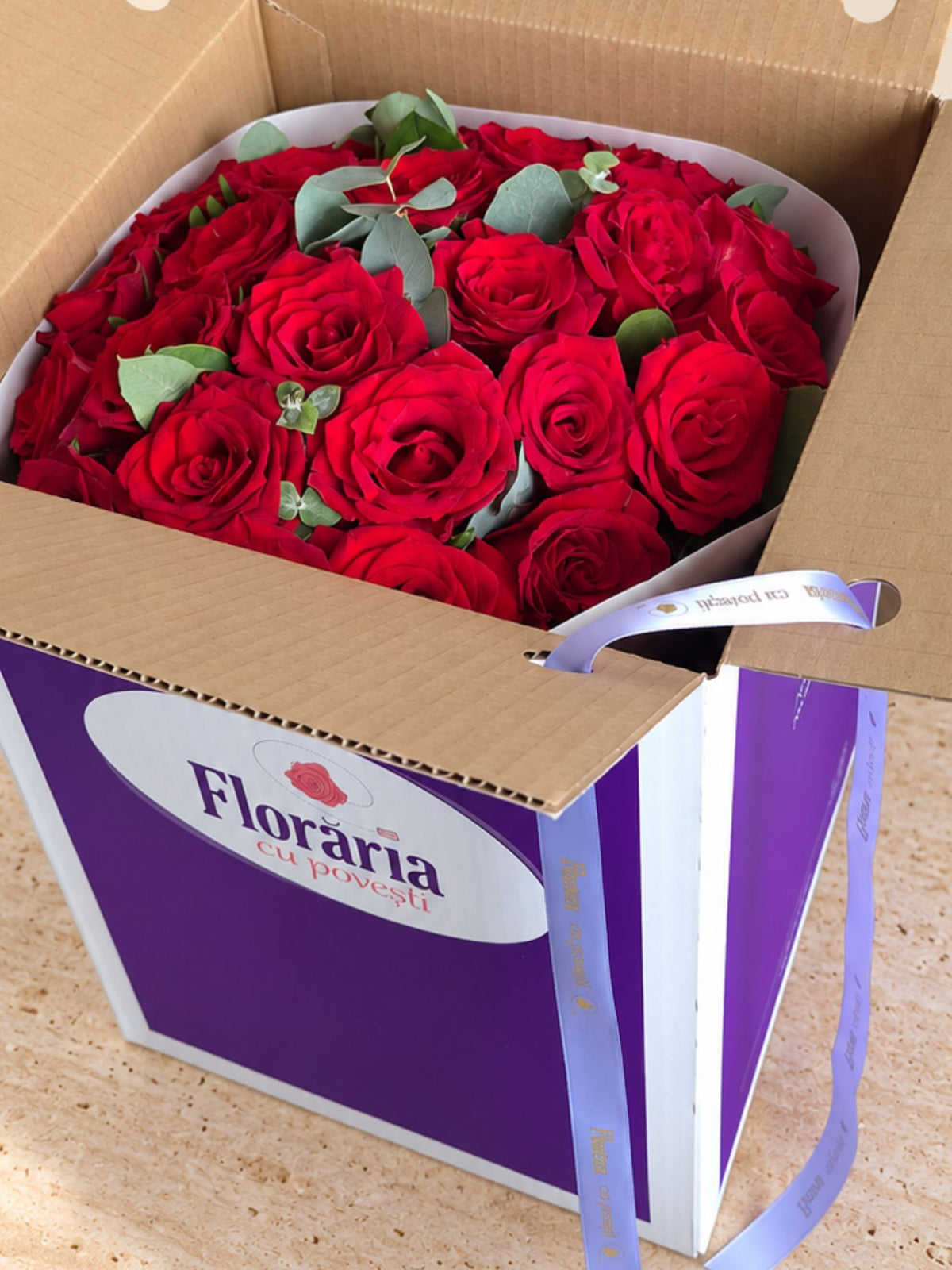 Buchet 25 Trandafiri Rosii si Vaza Cadou