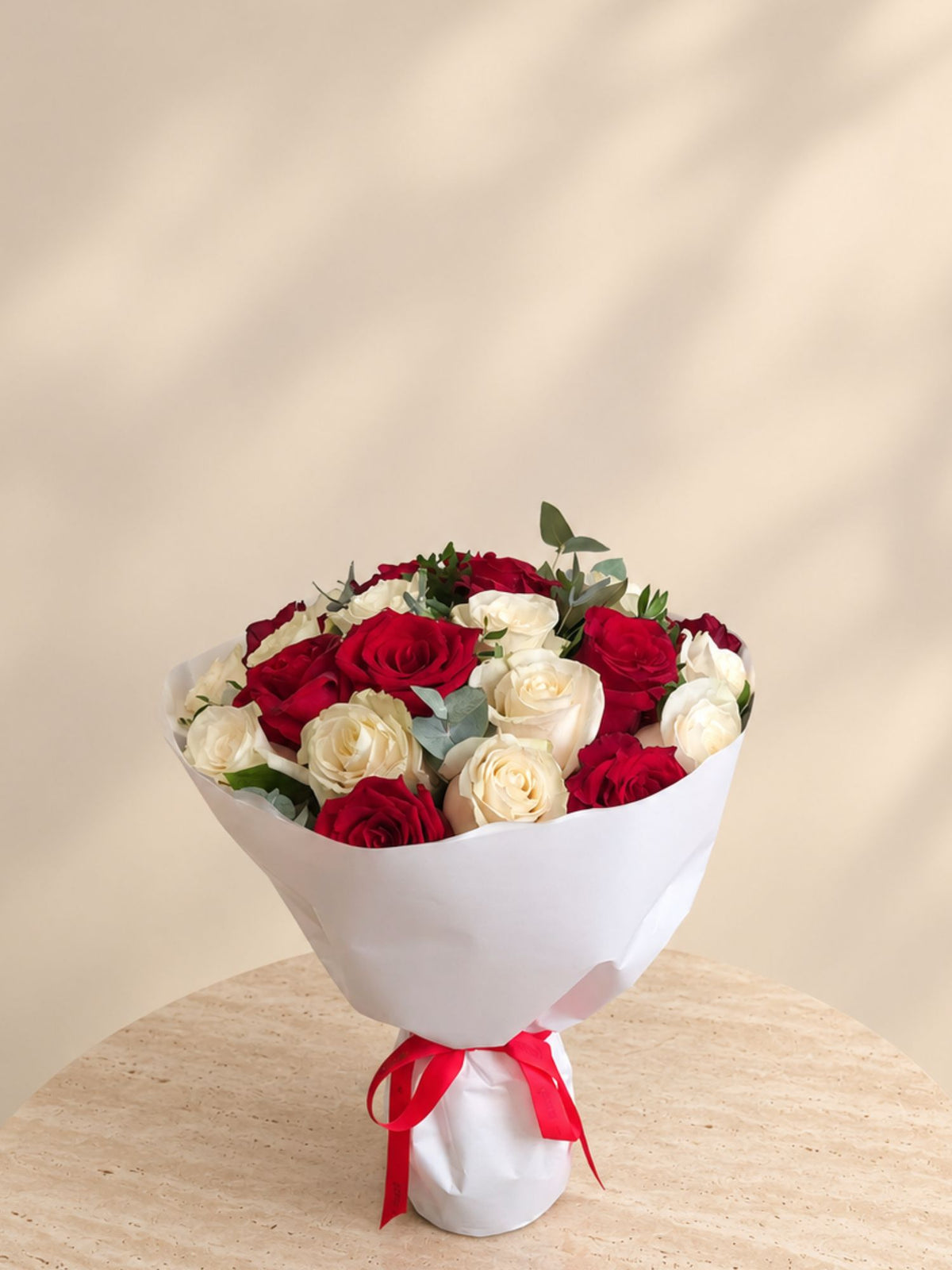 Buchet 25 trandafiri albi si rosii