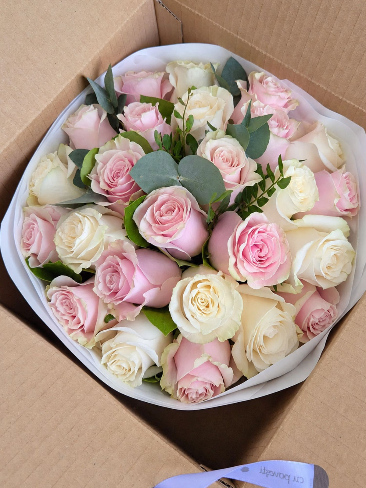 Buchet 25 trandafiri albi si roz