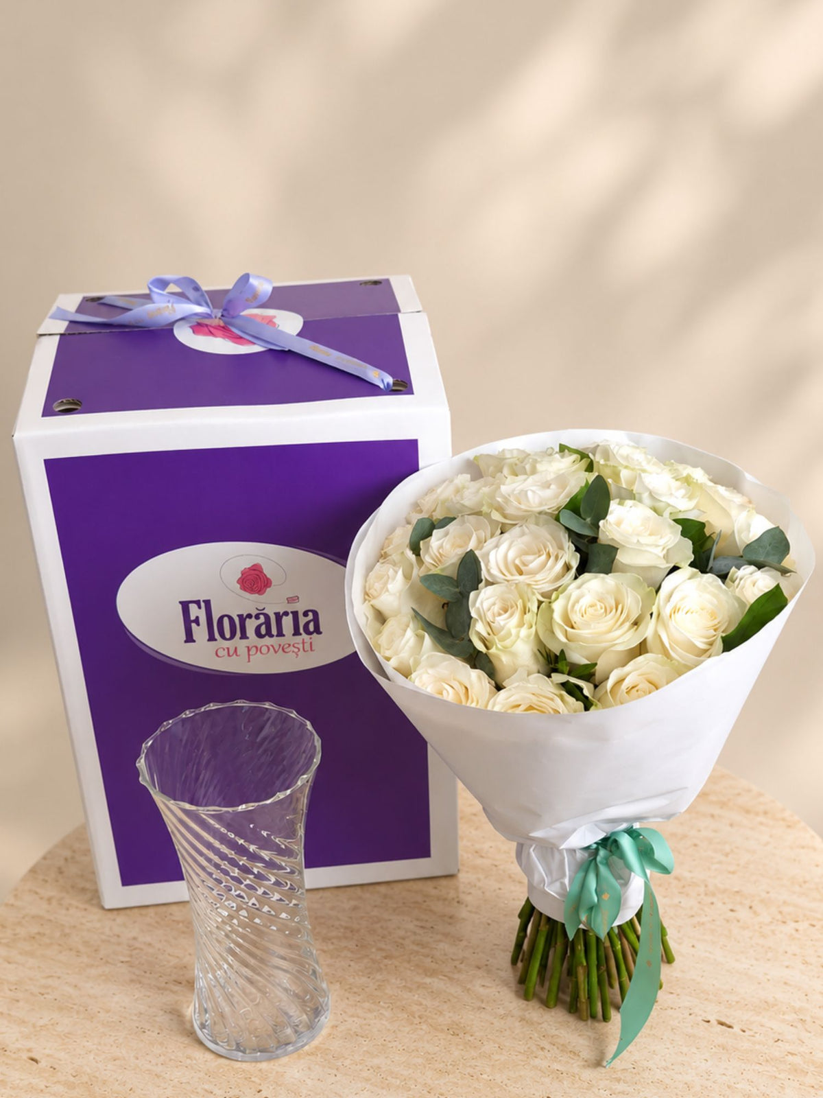 Buchet 25 Trandafiri Albi si Vaza Cadou