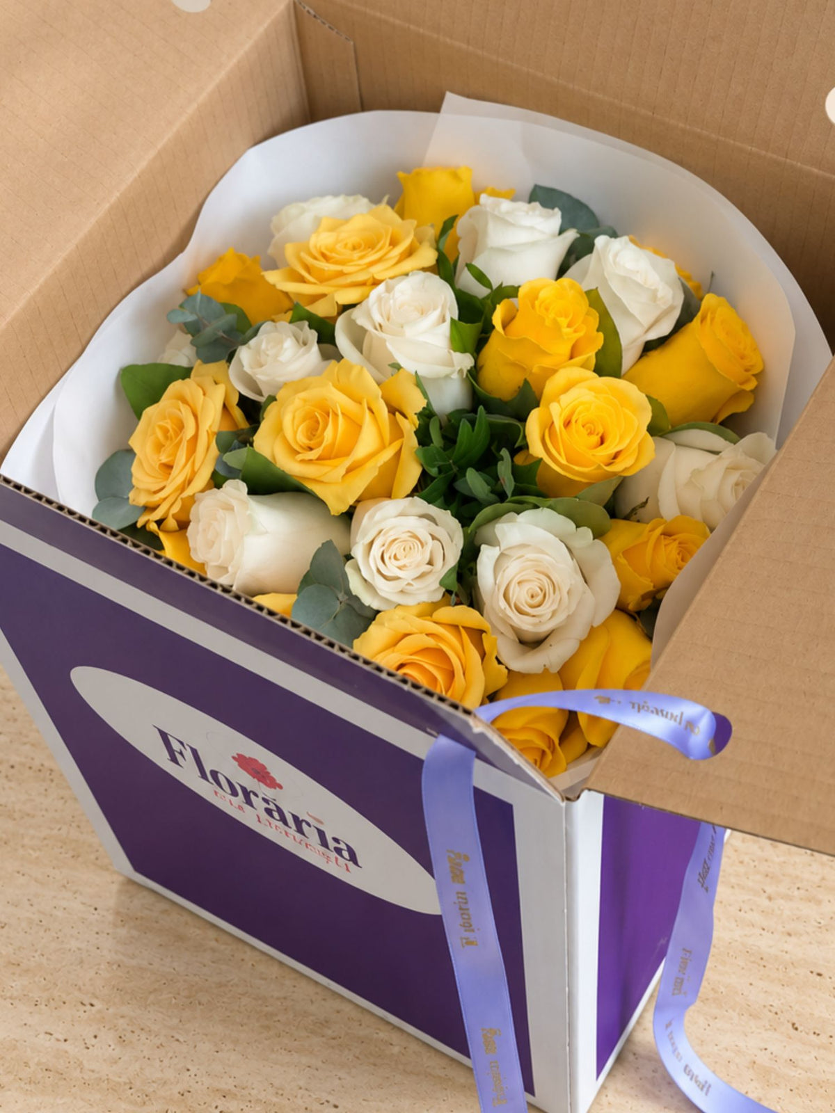 Buchet 25 trandafiri albi si galbeni