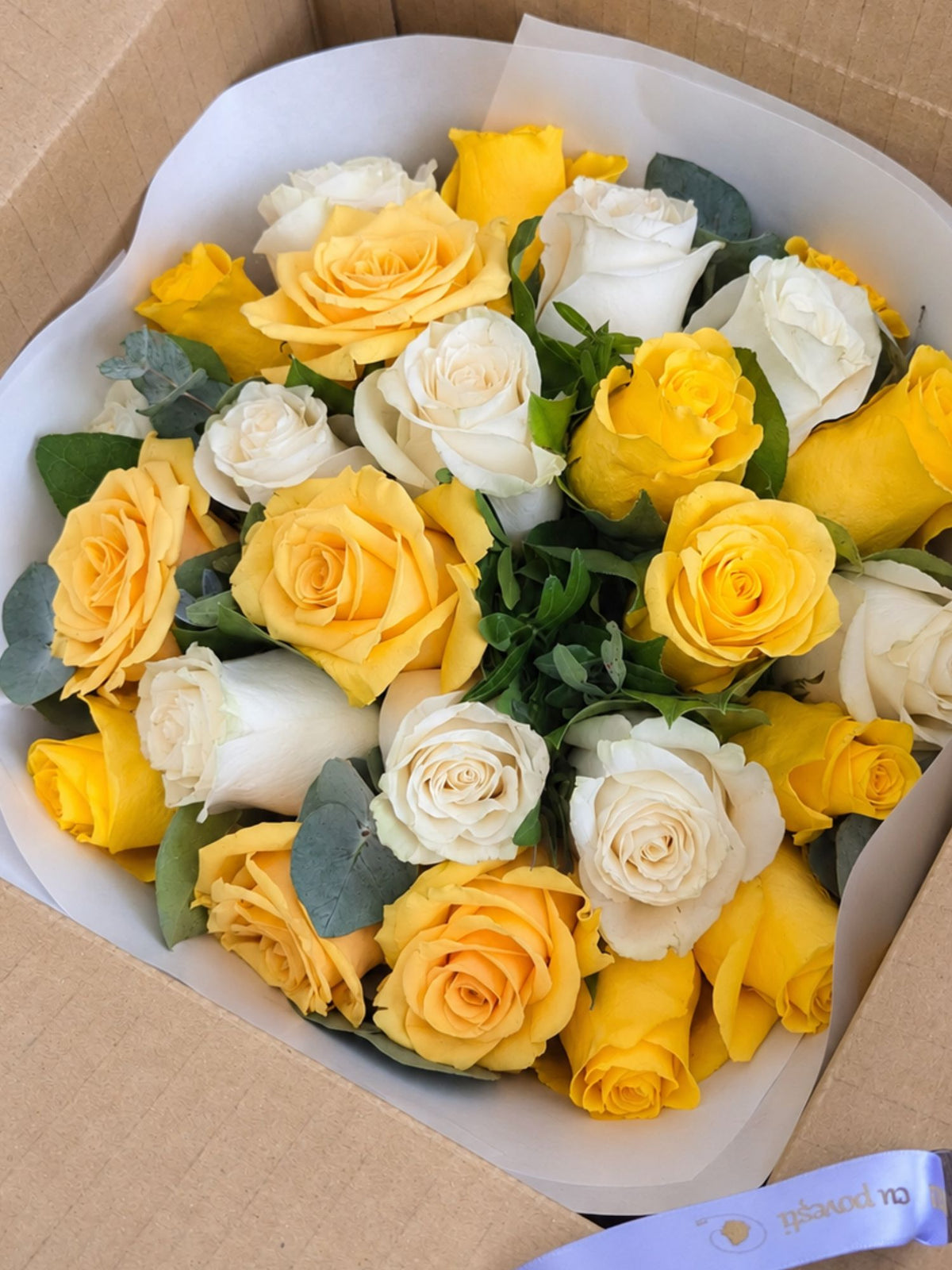Buchet 25 trandafiri albi si galbeni