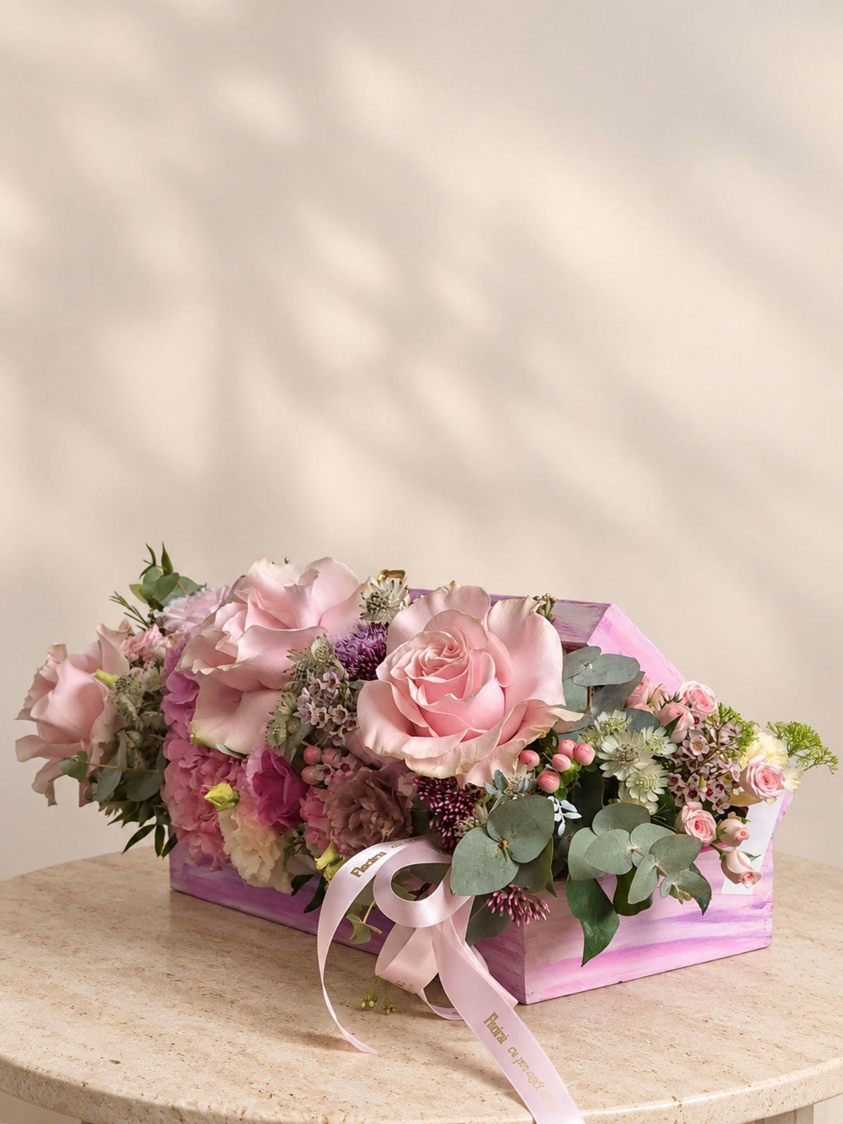 Aranjament cu Flori Pastel in Cutie de Lemn