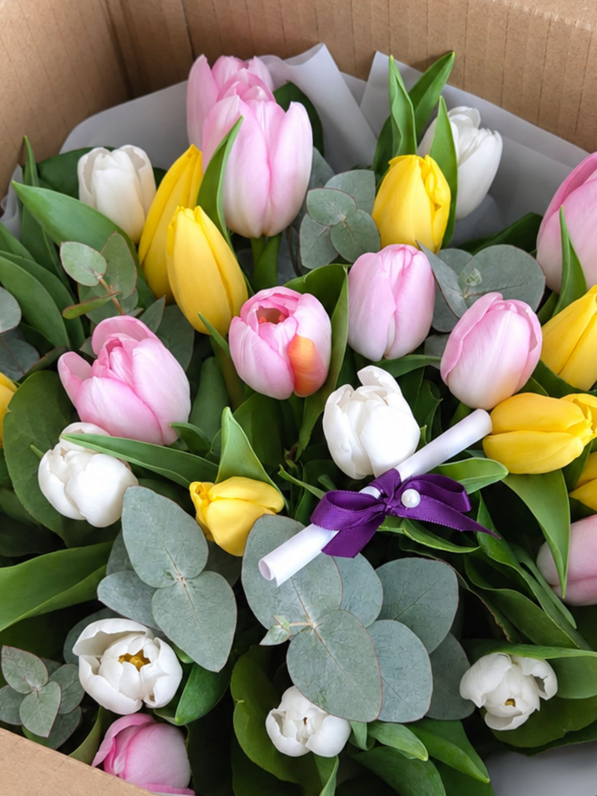 Buchet 25 lalele albe, roz si galbene