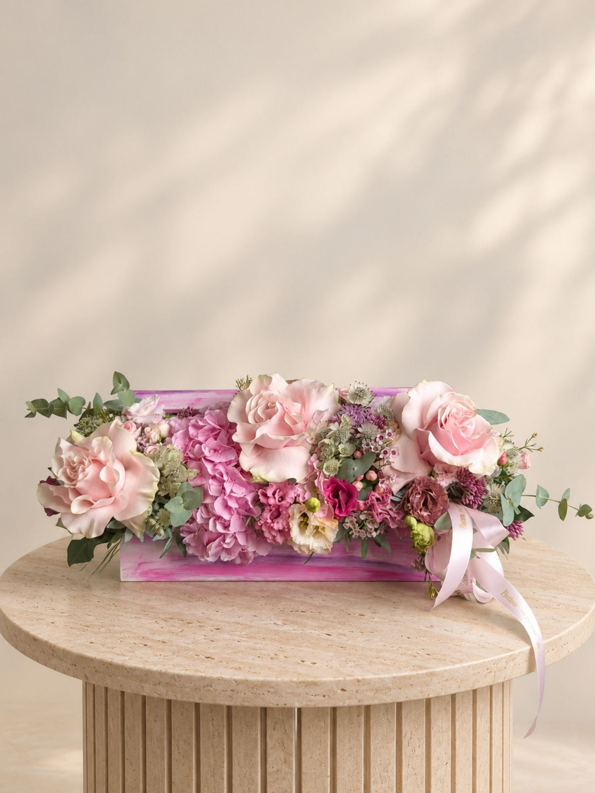 Aranjament cu Flori Albe in Cutie de Lemn - Floraria cu Povesti