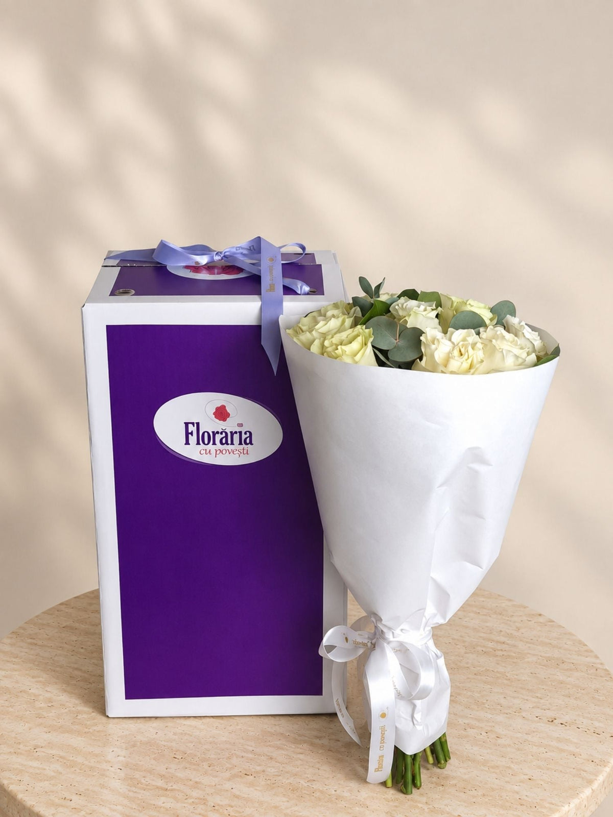 Detaliu buchet cu 13 trandafiri albi