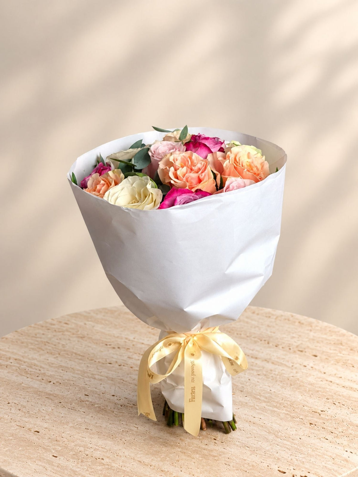 Buchet cu 13 trandafiri in tonuri pastelate, legat in stil frantuzesc