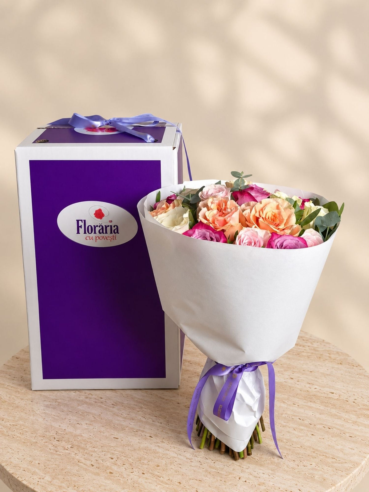 Detaliu buchet cu 13 trandafiri pastel