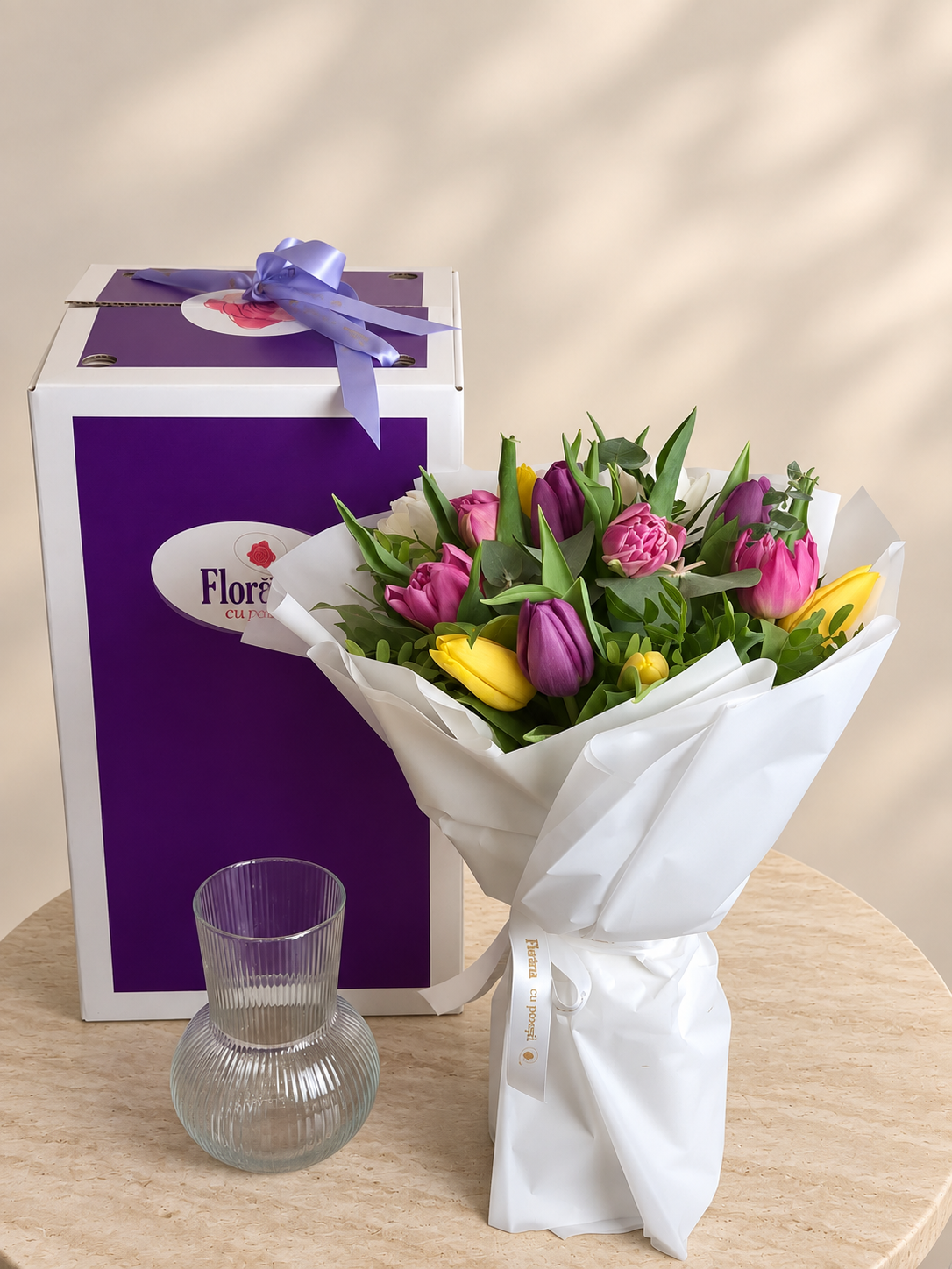 Buchet cu 15 lalele asortate, langa Cutia Floraria cu Povesti si vaza cadou