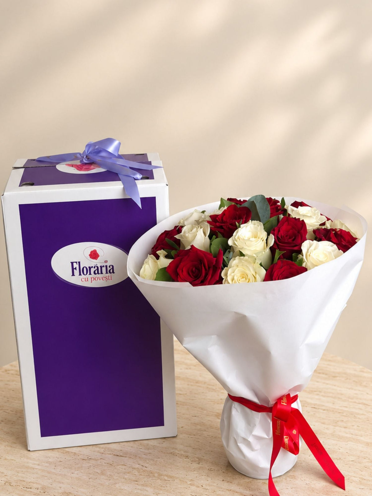 Buchet cu 19 trandafiri albi si rosii, langa Cutia Floraria cu Povesti