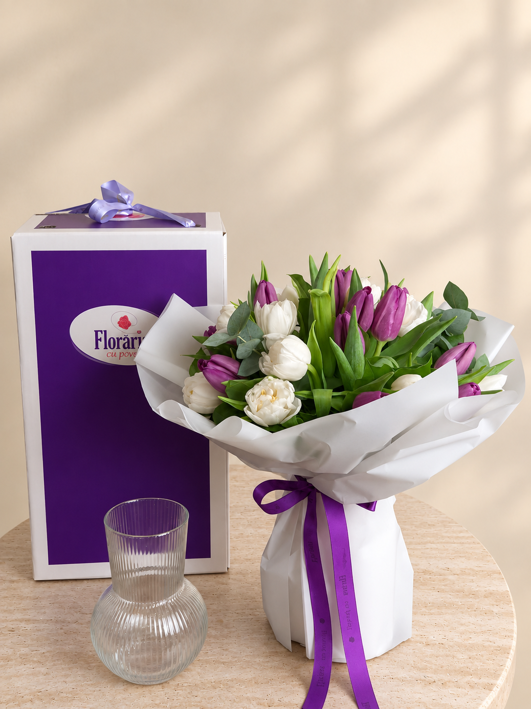 Buchet cu 25 lalele albe si mov, langa Cutia Floraria cu Povesti si vaza cadou
