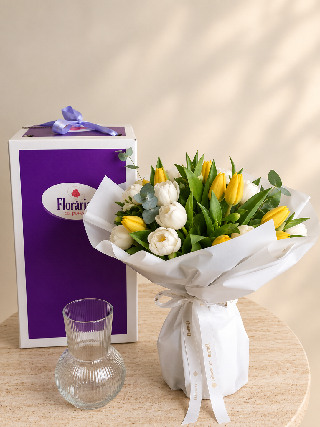 Buchet cu 25 lalele galbene si albe, langa Cutia Floraria cu Povesti si vaza cadou