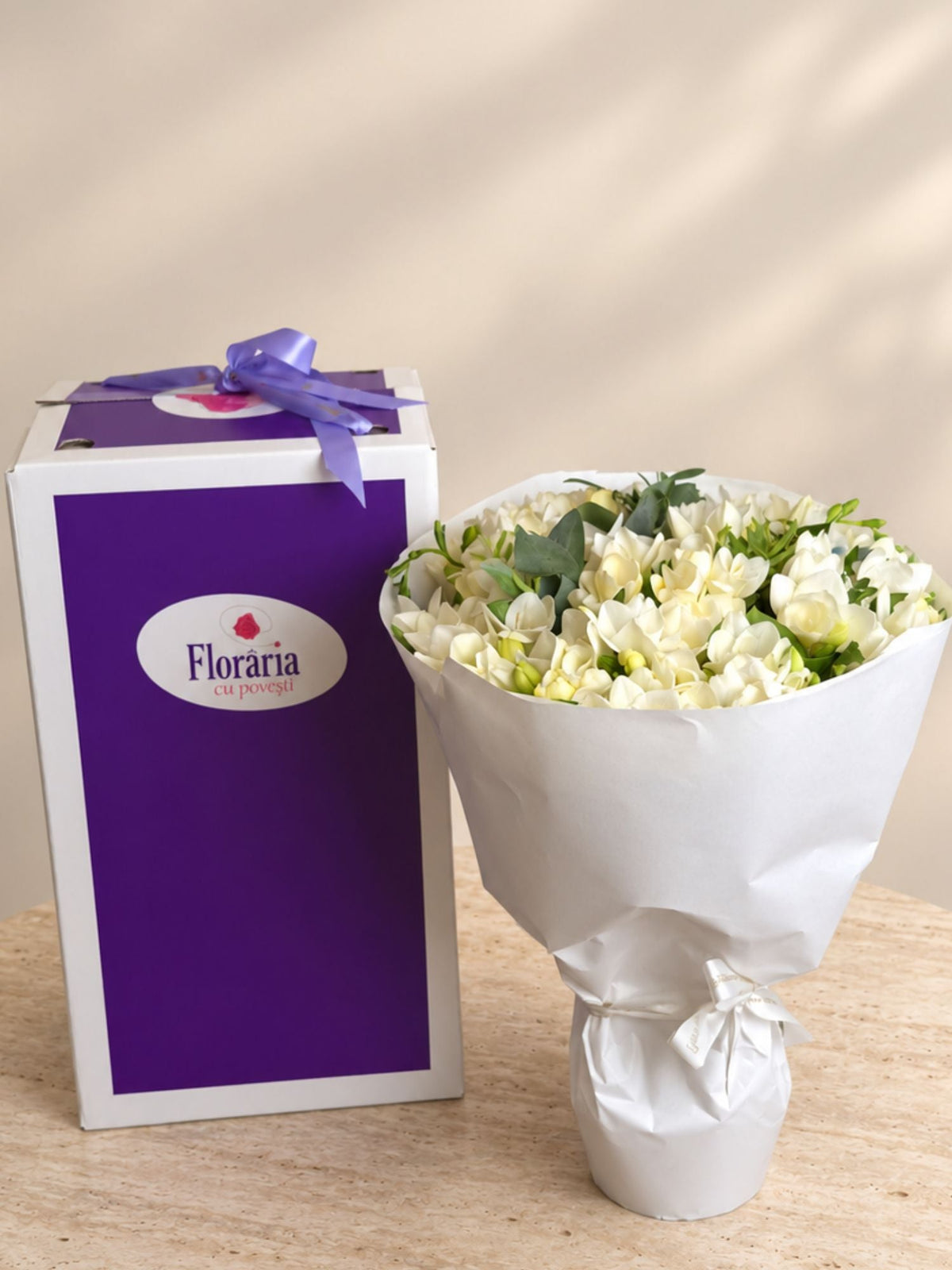 Buchet cu 49 frezii albe, langa Cutia Floraria cu Povesti