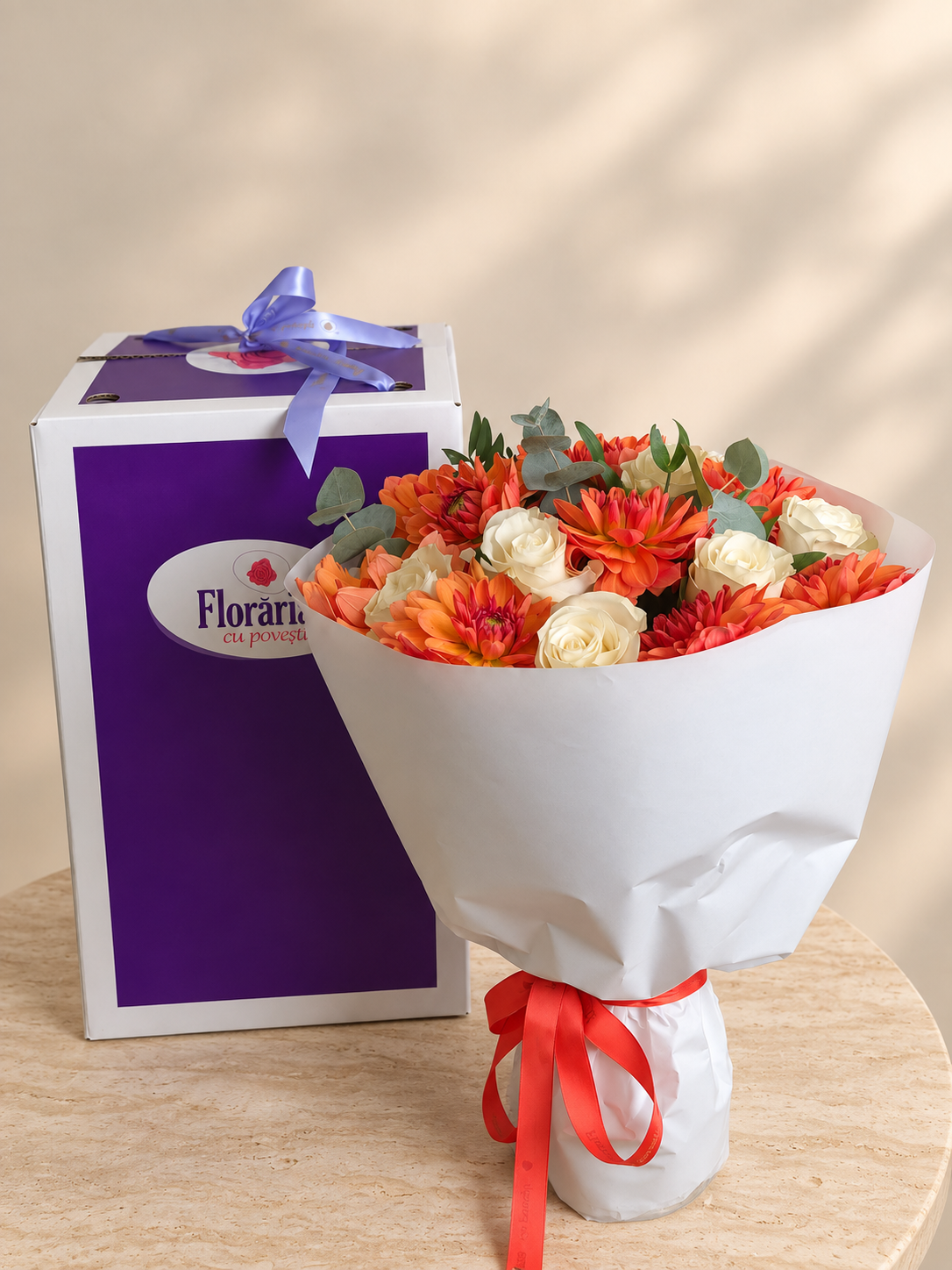 Buchet cu gerbera portocalii si trandafiri albi, langa Cutia Floraria cu Povesti