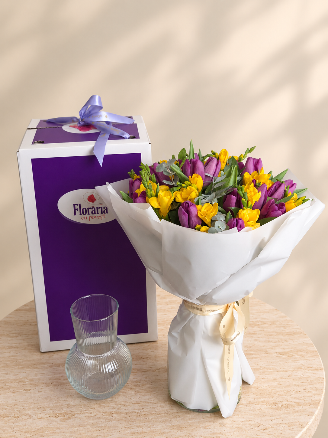 Buchet cu lalele mov si frezii galbene, langa Cutia Floraria cu Povesti