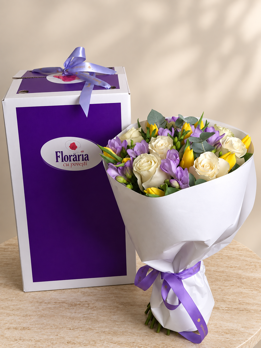 Buchet cu trandafiri albi, frezii mov si lalele galbene, langa Cutia Floraria cu Povesti