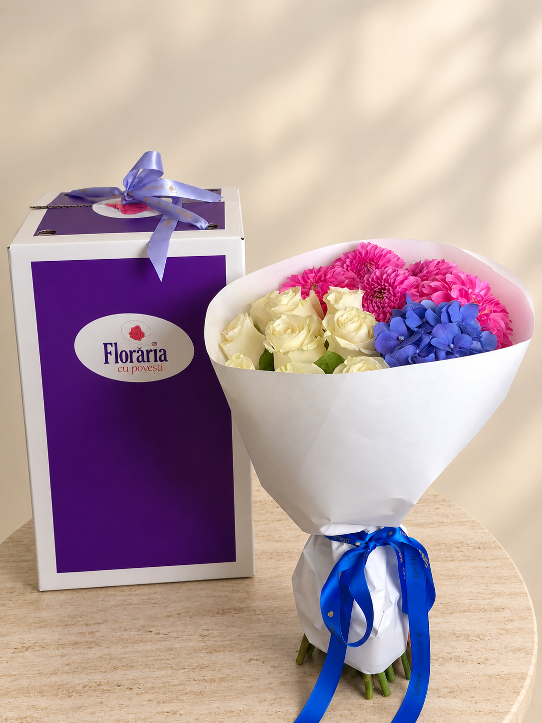 Buchet cu trandafiri albi, gerbera roz si hortensie albastra, langa Cutia Floraria cu Povesti