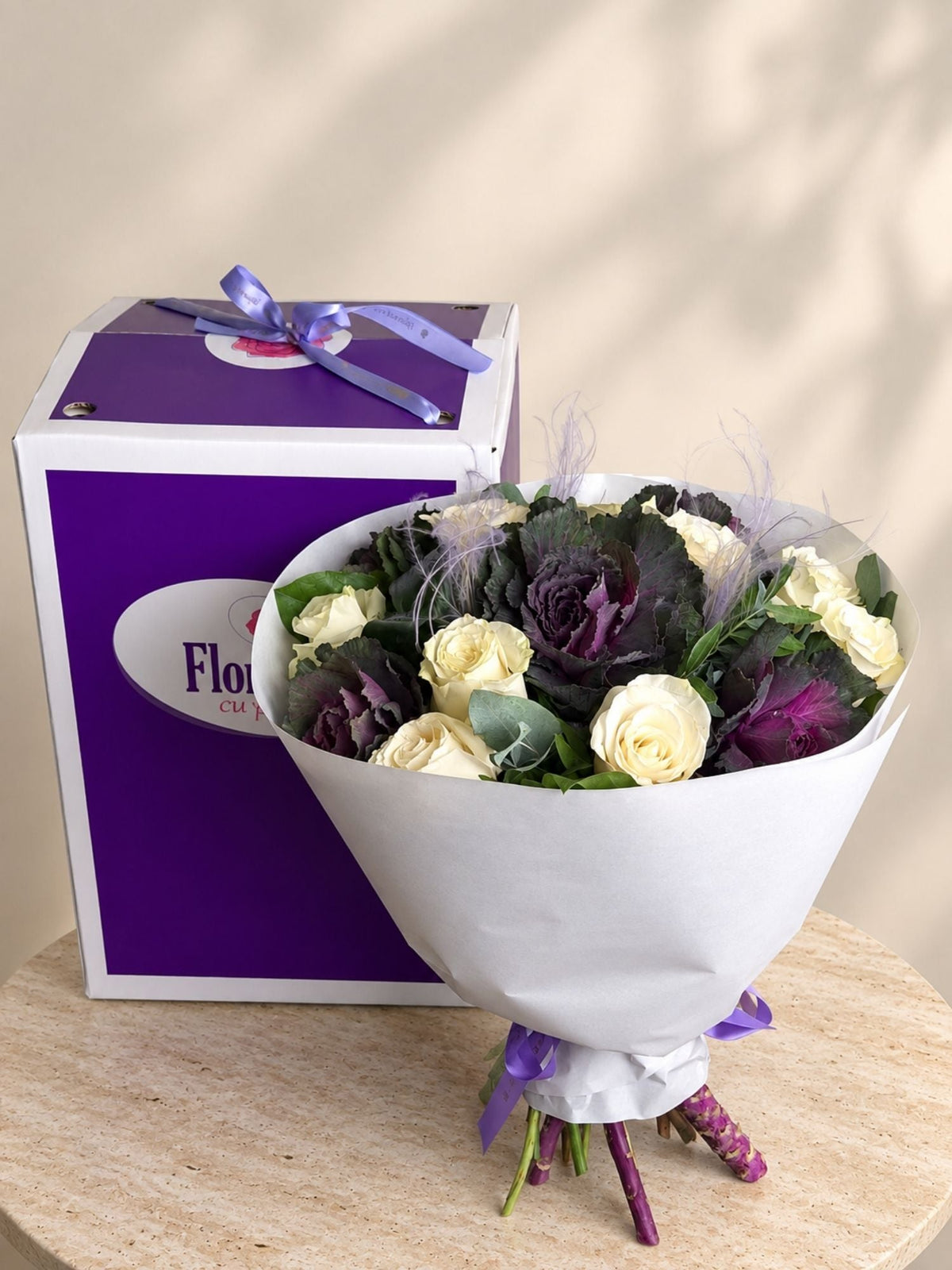 Buchet cu Trandafiri Albi si Brassica Mov - Floraria cu Povesti