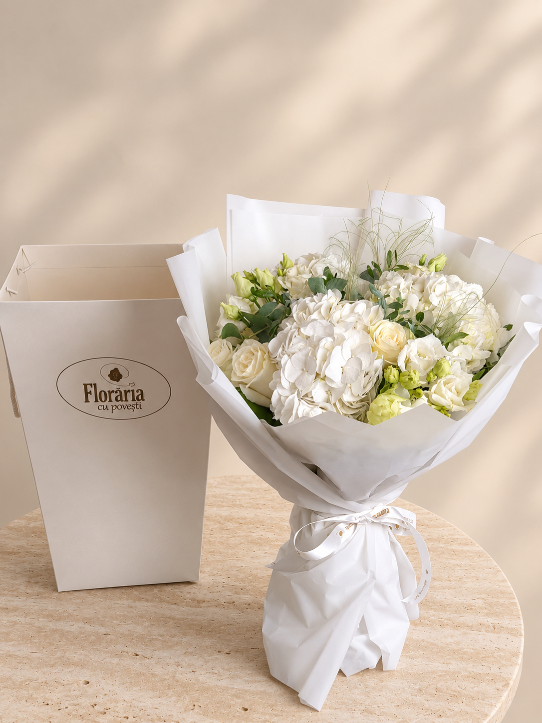 Buchet alb cu trandafiri, hortensii si lisianthus, in conul Floraria cu Povesti