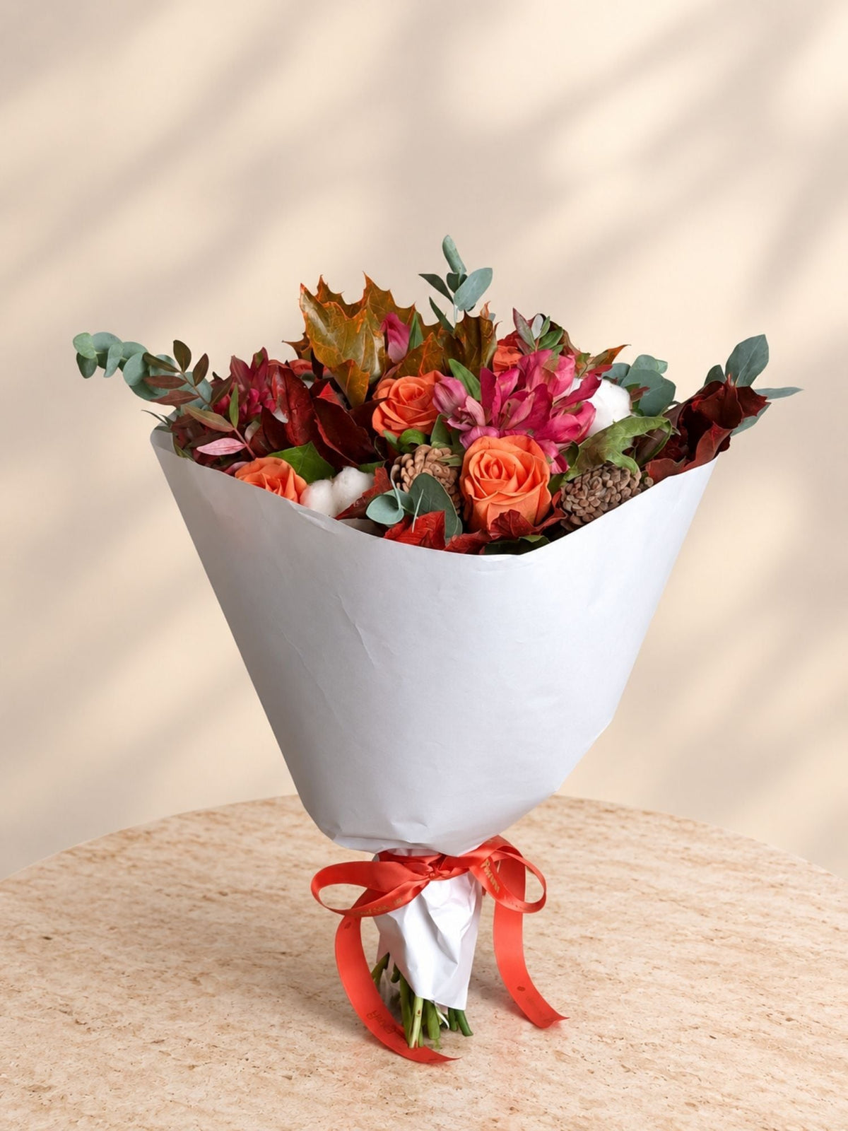Buchet cu Trandafiri Portocalii si Flori de Bumbac - Floraria cu Povesti