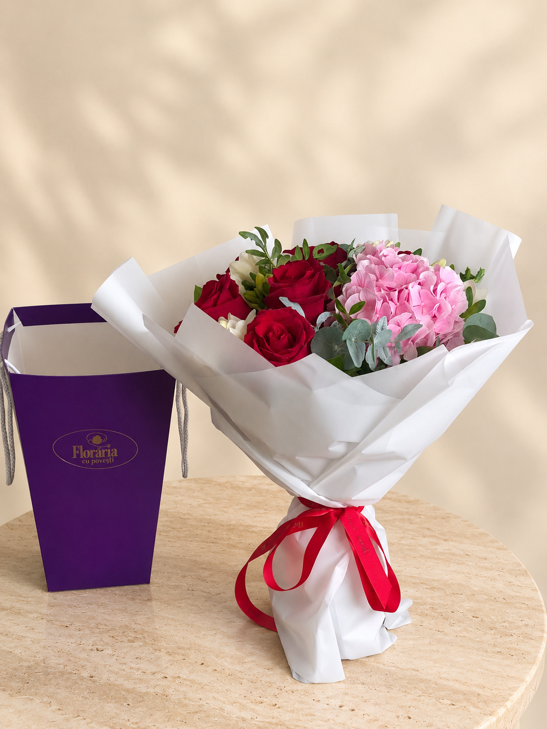Buchet cu trandafiri rosii, frezii albe si hortensie roz, in conul mov Floraria cu Povesti