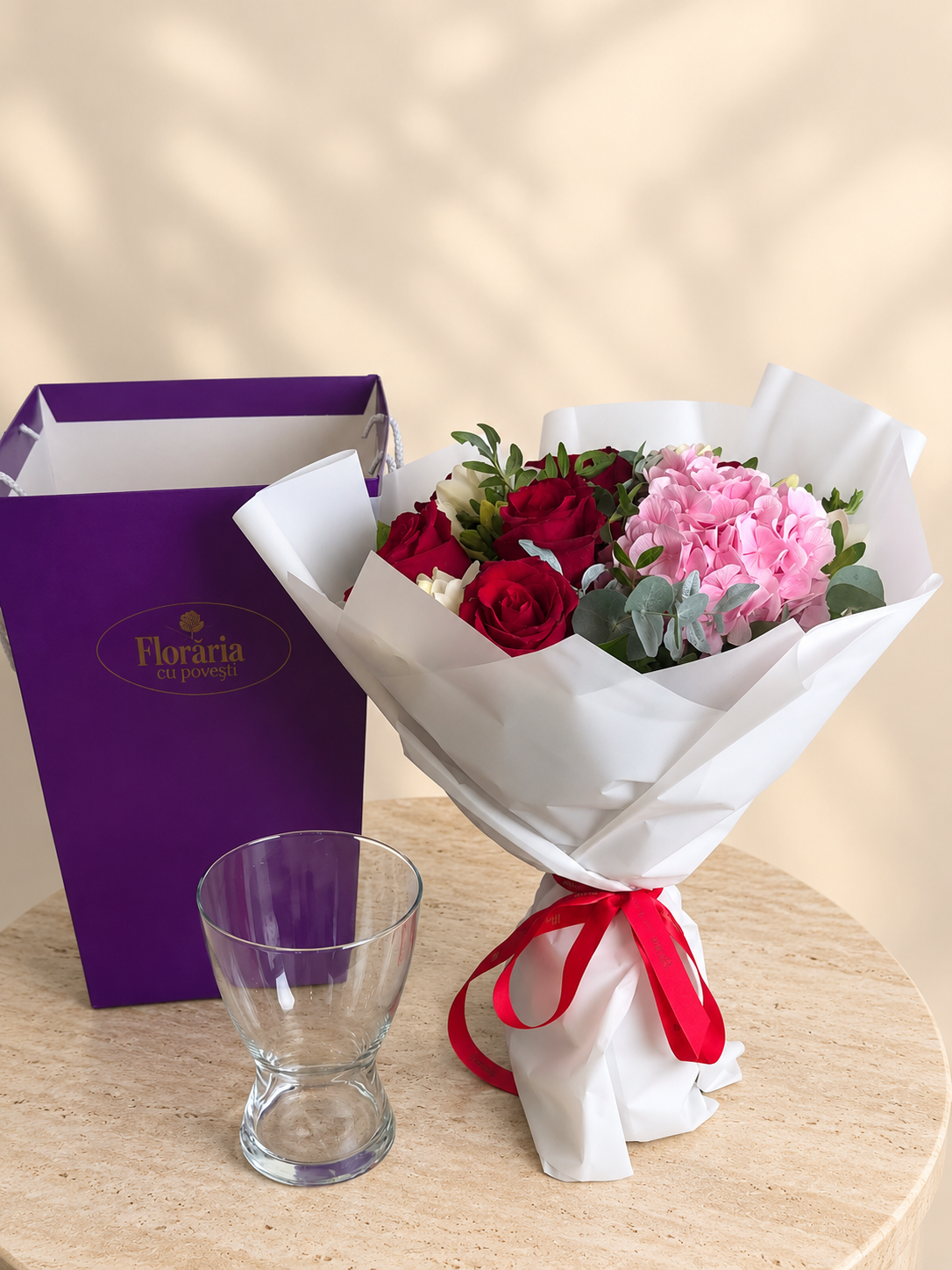 Detaliu buchet cu trandafiri rosii si hortensie roz
