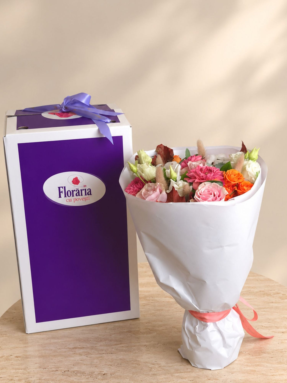 Buchet cu trandafiri roz, miniroze si lisianthus, langa Cutia Floraria cu Povesti