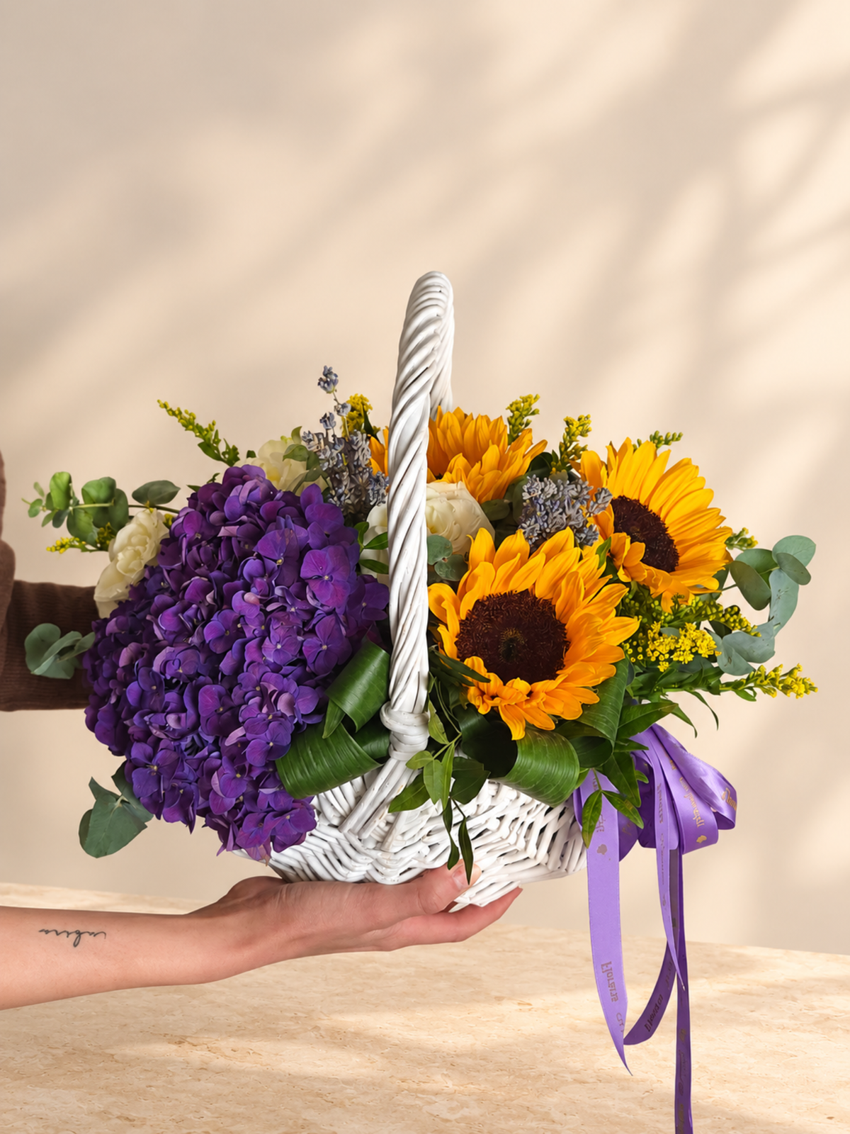 Cos cu Floarea-Soarelui si Trandafiri - Floraria cu Povesti