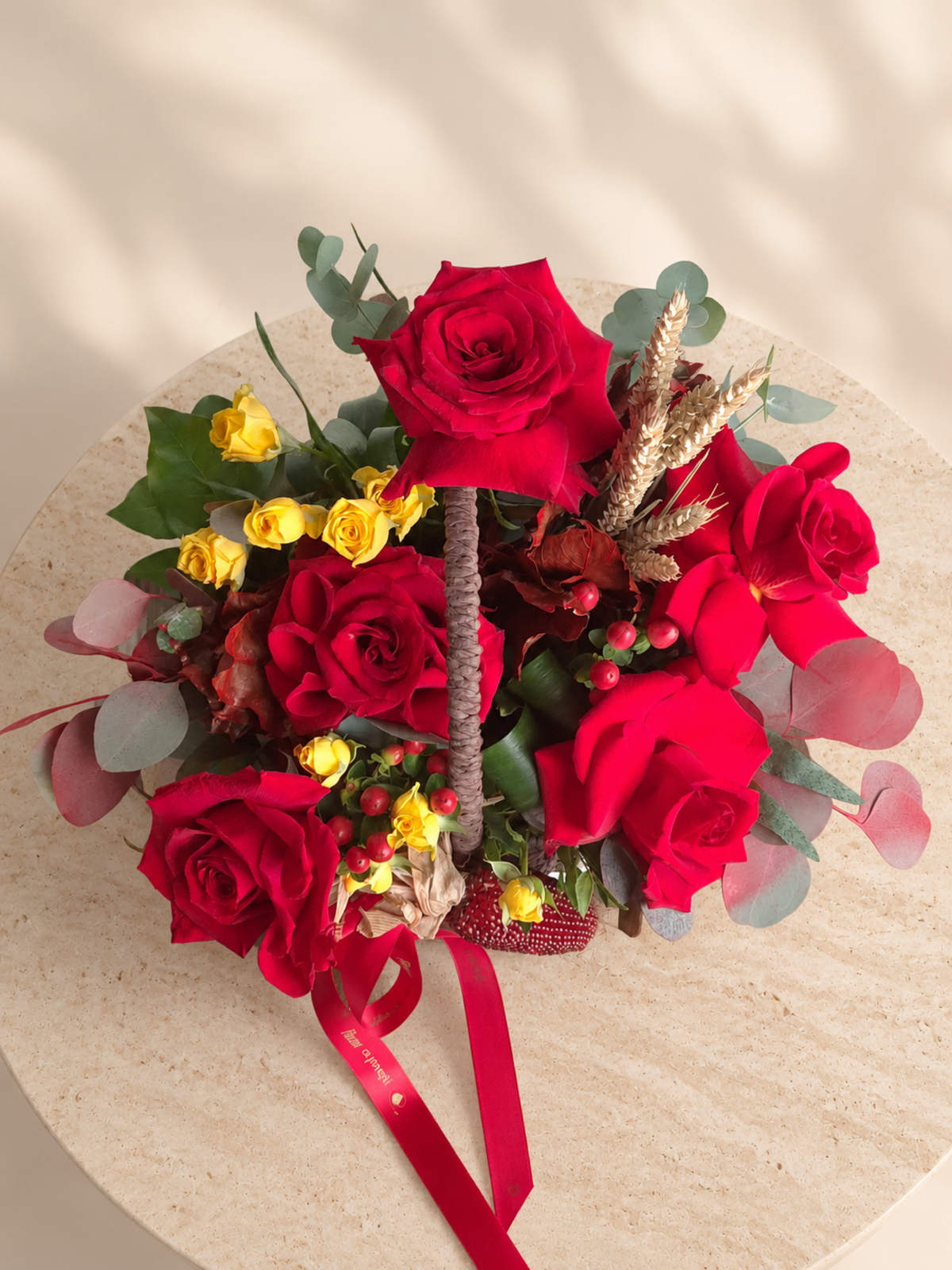 Cos de Toamna cu Trandafiri Rosii - Floraria cu Povesti
